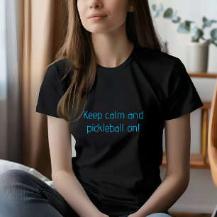 ピクルボールで生きる女性のターコイズ手紙 Tシャツ