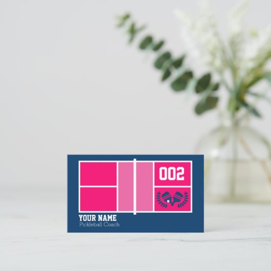 ピクルボールのコーチ、ピンクとネイビーのピクルボールコート 名刺 (スタンド正面)