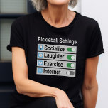 ピクルボールの設定を社交する笑いエクササイズ Tシャツ<br><div class="desc">他の場所で一緒に笑い、エクササイズし、友達と一緒に交流できる?ピクルボールもちろんだ!インターネットは必要ない。このおもしろいとアイロ楽しむニック電話の設定ピックボールTシャツでこのスポーツをどのくらいオフにする。</div>