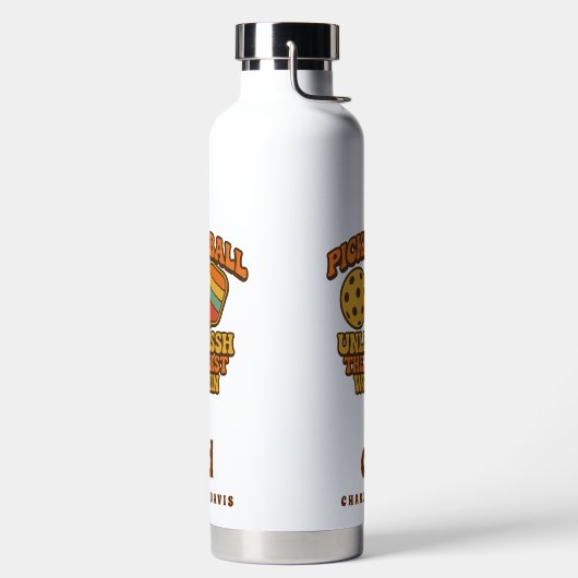 ピクルボールオレンジおもしろい引用文レトロモノグラム ウォーターボトル (左面)