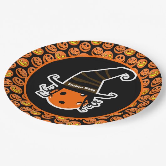 ピクルボールキッチンウィッチかわいいピクルボールハロウィーン ペーパープレート (アングル)