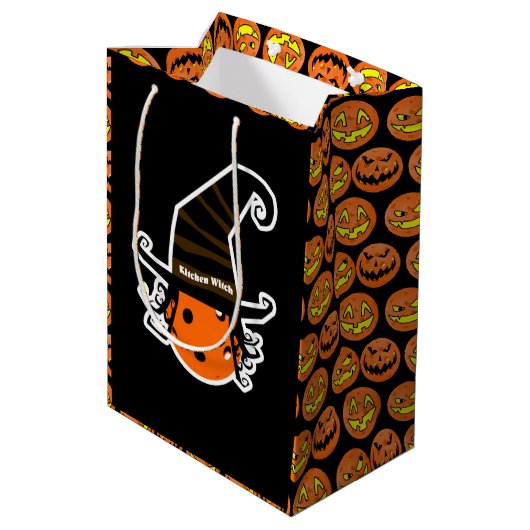 ピクルボールキッチンウィッチかわいいピクルボールハロウィーン ミディアムペーパーバッグ (裏面アングル)