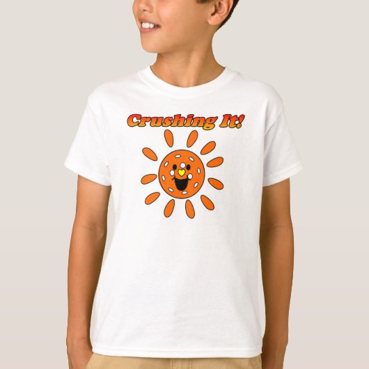 ピクルボールキッド、それを粉砕 – Orange Sunshine Tシャツ (正面)