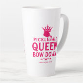 ピクルボールクイーンピンクパーソナライズされたギフトおもしろい カフェラテマグ (右アングル)