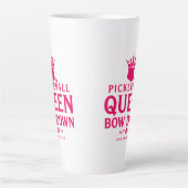 ピクルボールクイーンピンクパーソナライズされたギフトおもしろい カフェラテマグ (正面)