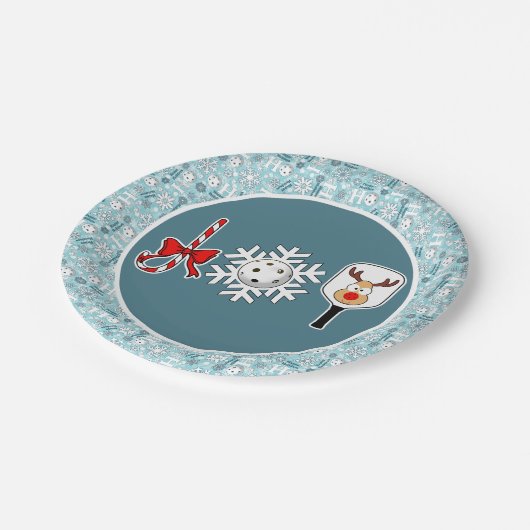 ピクルボールクリスマスジョイブルーとホワイトスノーボール ペーパープレート (アングル)
