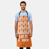 ピクルボールサーブでオレンジ色に跳ねパーソナライズされたる エプロン (着用した状態)