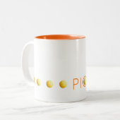 ピクルボールスポーツ漬オレンジイエローボールおもしろい ツートーンマグカップ (正面左)