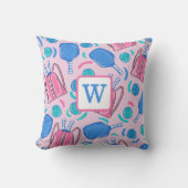 ピクルボールパドルとボールピンク名門私立校風のイニシャル クッション (正面)