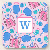 ピクルボールパドルとボールピンク名門私立校風のイニシャル コースター (正面)