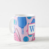 ピクルボールパドルとボールピンク名門私立校風のイニシャル コーヒーマグカップ (正面左)