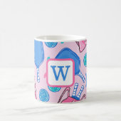 ピクルボールパドルとボールピンク名門私立校風のイニシャル コーヒーマグカップ (中央)