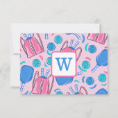 ピクルボールパドルとボールピンク名門私立校風のイニシャル サンキューカード (正面)