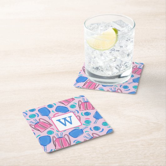 ピクルボールパドルとボールピンク名門私立校風のイニシャル スクエアペーパーコースター (インサイチュ)