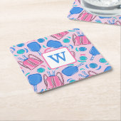 ピクルボールパドルとボールピンク名門私立校風のイニシャル スクエアペーパーコースター (アングル)