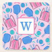 ピクルボールパドルとボールピンク名門私立校風のイニシャル スクエアペーパーコースター (正面)