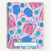 ピクルボールパドルとボールピンク名門私立校風のカスタム ノートブック (正面)