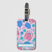 ピクルボールパドルとボールピンク名門私立校風のカスタム ラゲッジタグ (正面縦)