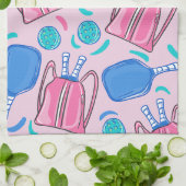 ピクルボールパドルとボールピンク名門私立校風の色 キッチンタオル (折り畳み)