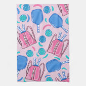 ピクルボールパドルとボールピンク名門私立校風の色 キッチンタオル (縦)