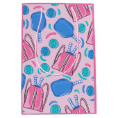 ピクルボールパドルとボールピンク名門私立校風の色 ミディアムペーパーバッグ (正面)