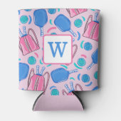 ピクルボールパドルとボールピンク名門私立校風の色 缶クーラー (正面)