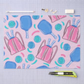 ピクルボールパドルとボールピンク名門私立校風の色 薄葉紙 (クラフト)