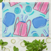 ピクルボールパドルとボールブルー名門私立校風の キッチンタオル (折り畳み)