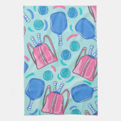 ピクルボールパドルとボールブルー名門私立校風の キッチンタオル (縦)