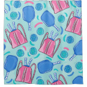 ピクルボールパドルとボールブルー名門私立校風の シャワーカーテン (正面)