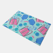 ピクルボールパドルとボールブルー ドアマット (アングル)