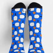 ピクルボールパドル、オレンジ色のピックルボールボール、ブルー ソックス (上部)