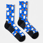 ピクルボールパドル、オレンジ色のピックルボールボール、ブルー ソックス (右)