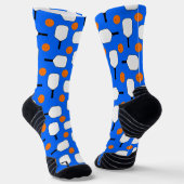 ピクルボールパドル、オレンジ色のピックルボールボール、ブルー ソックス (傾斜あり)