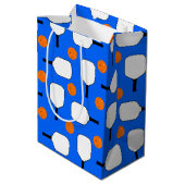 ピクルボールパドル、オレンジ色のピックルボールボール、ブルー ミディアムペーパーバッグ (裏面アングル)