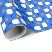 ピクルボールパドル、オレンジ色のピックルボールボール、ブルー ラッピングペーパー (ロールコーナー)