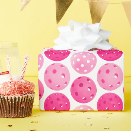 ピクルボールピンク&ホワイトピックルパーソナライズされたボール ラッピングペーパー (誕生日パーティー)