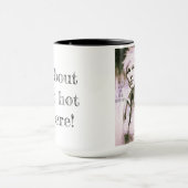 ピクルボールマグ – "キッチンであなたを見る" マグカップ (中央)