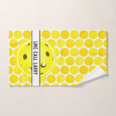 ピクルボール黄色の白いピクルボールパーソナライズされた ハンドタオル (ハンドタオル)