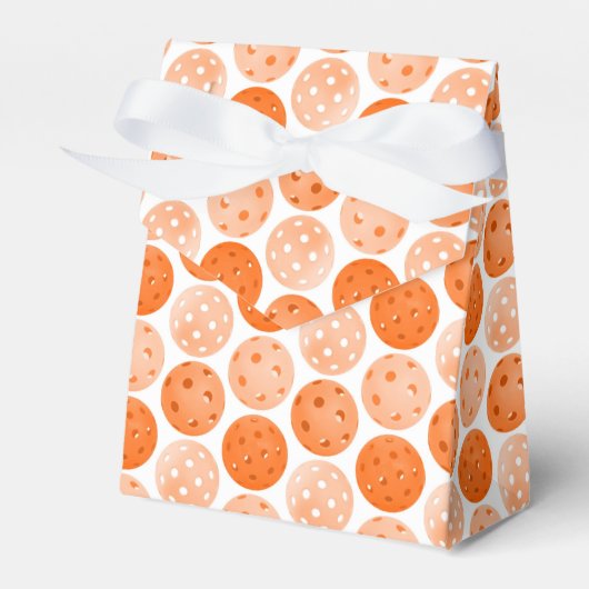 ピクルボール、オレンジ色のピクルボールが白に フェイバーボックス (正面サイド)