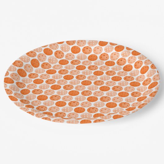 ピクルボール、オレンジ色のピクルボールが白に ペーパープレート (アングル)