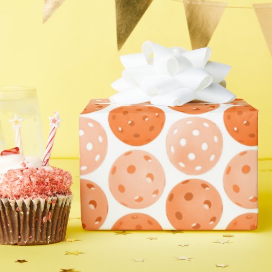 ピクルボール、オレンジ色のピクルボールが白に ラッピングペーパー (誕生日パーティー)