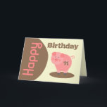 ピグマッドパドル誕生日カード カード<br><div class="desc">泥水の中に立っているピンクの豚のイラストレーションをフィーチャーした誕生日カード。ピンクの文字「Happy」は茶色の上です。茶色の文字「誕生日」の上。年齢を指定して豚の番号をパーソナライズ。内部をパーソナライズ。</div>