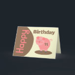 ピグマッドパドル誕生日カード カード<br><div class="desc">泥水の中に立っているピンクの豚のイラストレーションをフィーチャーした誕生日カード。ピンクの文字「Happy」は茶色の上です。茶色の文字「誕生日」の上。年齢を指定して豚の番号をパーソナライズ。内部をパーソナライズ。</div>