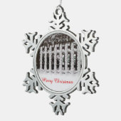 ピケットフェンスに雪をカスタマイズ可能 スノーフレークピューターオーナメント (右)