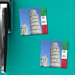 ピサとプッティ噴水像の斜塔 マグネット<br><div class="desc">この冷蔵庫用マグネットプレゼントは、ピサの美しい傾いた塔（トスカーナ、イタリア）のピサの美しい塔をPutti噴水像と共にし、右にイタリアンは"Torre di Pisa"という文字で黒い旗。</div>