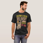ピザの配達Sloth Fast Food Slow おもしろい Serviによる Tシャツ (正面フル)