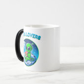 ピザを愛するエイリアンオンザムーン | おもしろい モーフィングマグカップ (正面左)