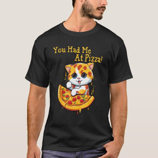 ピザを持った猫。ピザで心をつかまれました Tシャツ (正面)