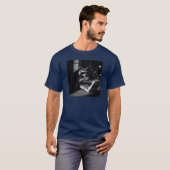 ピザを食べるクールなアライグマ Tシャツ (正面フル)